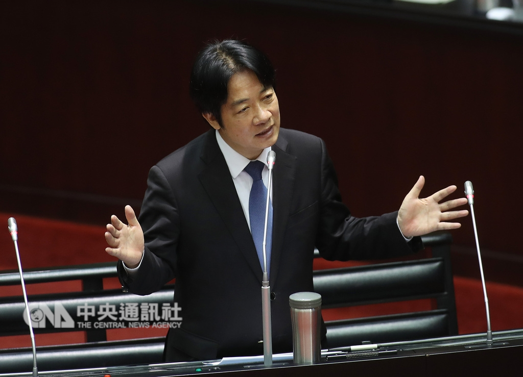 行政院長賴清德12日表示,台中火力發電廠新建二部燃氣機組,2023年第一部天然氣機組上路後,台中電廠1到4號的燃煤機組就可退場。(中央社檔案照片)