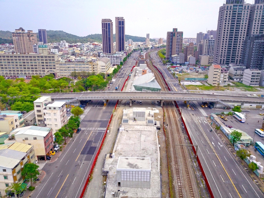 隨著高雄鐵路地下化通車,高雄市政府評估將拆除10座高架橋、2座地下道,其中青海陸橋(圖)等5座將優先拆除,讓車流回歸平面,順暢通行。(高雄市政府提供)中央社記者王淑芬傳真 107年10月13日