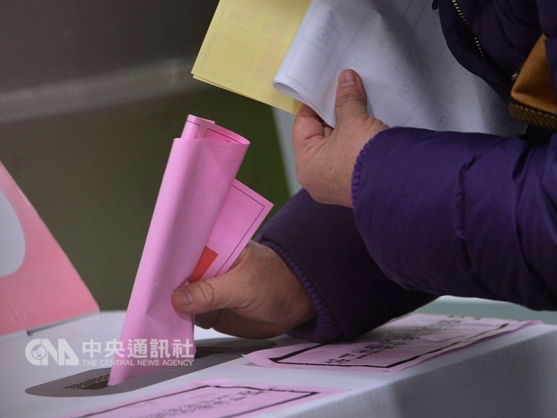 送交戶政機關查核的10案公投連署已全數查對完成,中選會16日委員會議將審議最後3案。(中央社檔案照片)