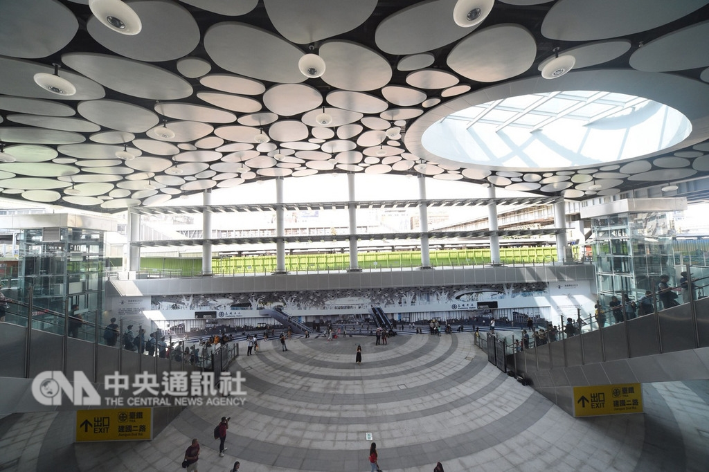 高雄車站新站設計以下沉式廣場建築為構想,上方天花板有類似雲朵亮板,寬敞空間十分亮眼。中央社記者程啟峰高雄攝 107年10月13日