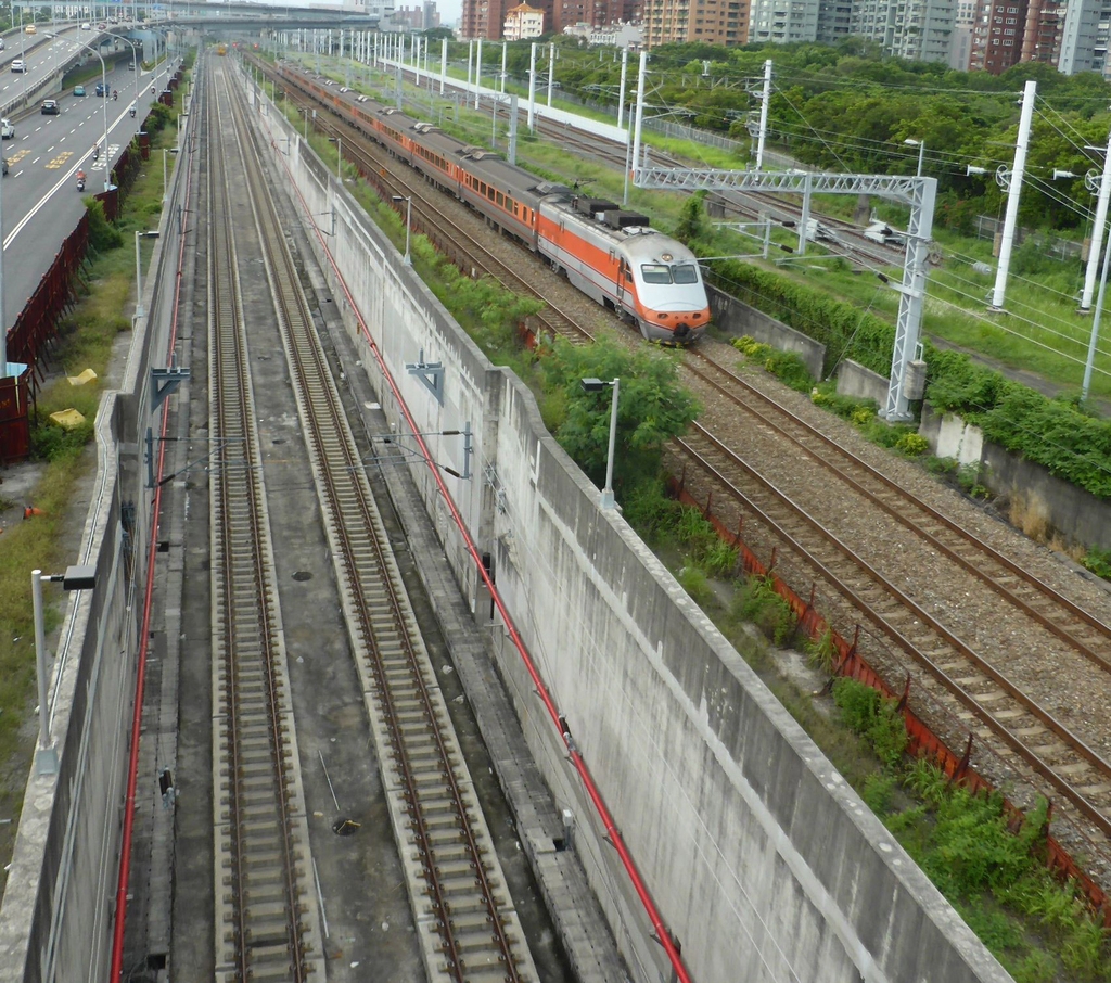 高雄鐵路地下化工程施工近10年完工,13日深夜切換路軌,14日將通車。圖左為新建切換地下化前的路軌。(高雄市工務局提供)中央社記者陳朝福傳真 107年10月13日