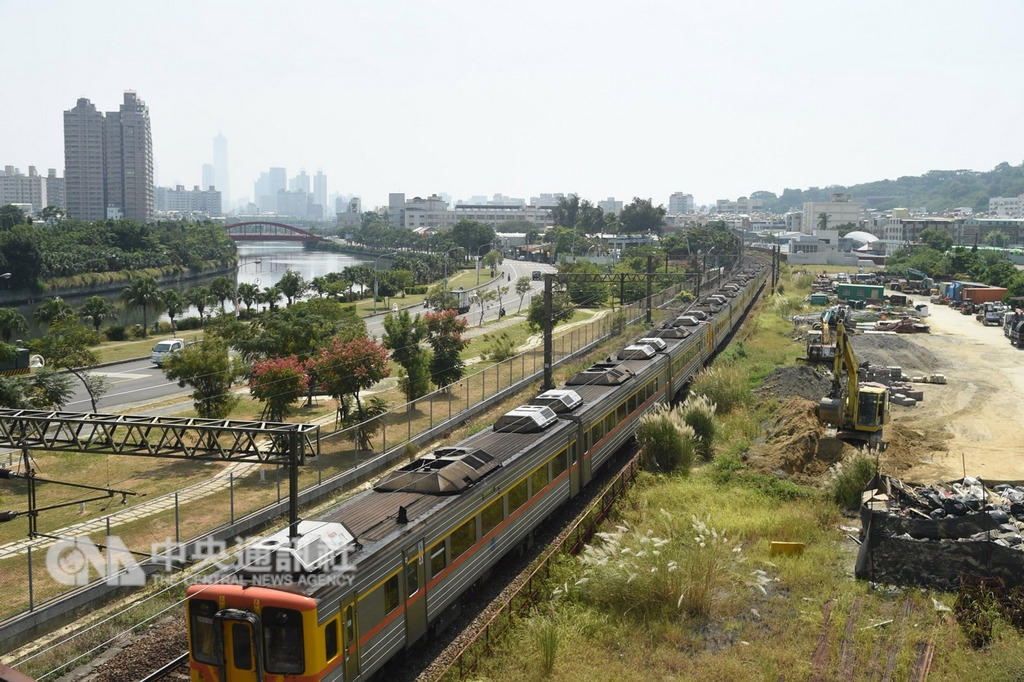 高雄鐵路地下化工程13日深夜切換路軌,14日通車,沿線新增7處台鐵捷運化地下通勤車站也同步啟用。中央社記者王淑芬攝 107年10月13日