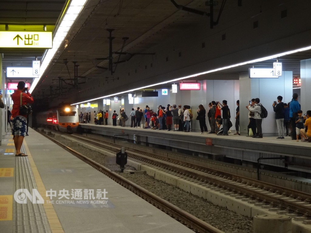 高雄鐵路地下化工程施工近10年完工,13日深夜切換路軌,14日清晨首班列車進入新建的地下化高雄車站。中央社記者陳朝福攝 107年10月14日