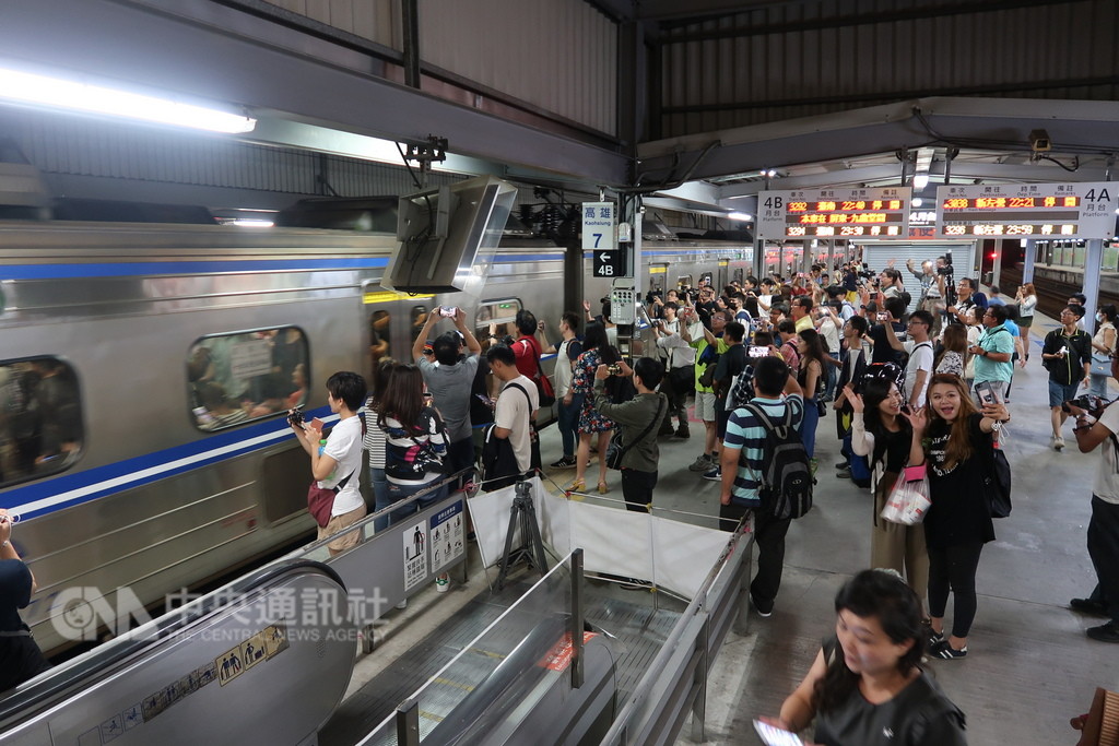 配合高雄鐵路地下化,台鐵在13日晚上切換軌道,14日起地下化行駛。13日晚上有數百名鐵道迷到高雄車站臨時站做最後巡禮,拍照記錄這歷史時刻。中央社記者王淑芬攝 107年10月13日