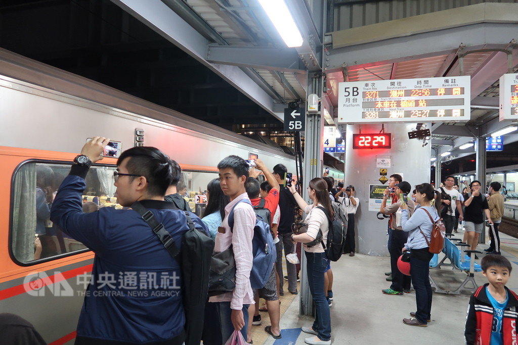 配合高雄鐵路地下化,台鐵在13日晚上切換軌道,14日起地下化行駛。13日晚上有數百名鐵道迷到高雄車站臨時站做最後巡禮,拍照記錄這歷史時刻。中央社記者王淑芬攝 107年10月13日