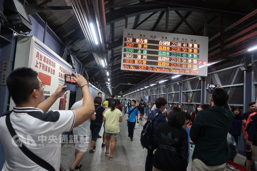 配合高雄鐵路地下化,台鐵在13日晚上切換軌道,14日起地下化行駛。13日晚上有數百名鐵道迷到高雄車站臨時站做最後巡禮,拍照記錄這歷史時刻。中央社記者王淑芬攝 107年10月13日