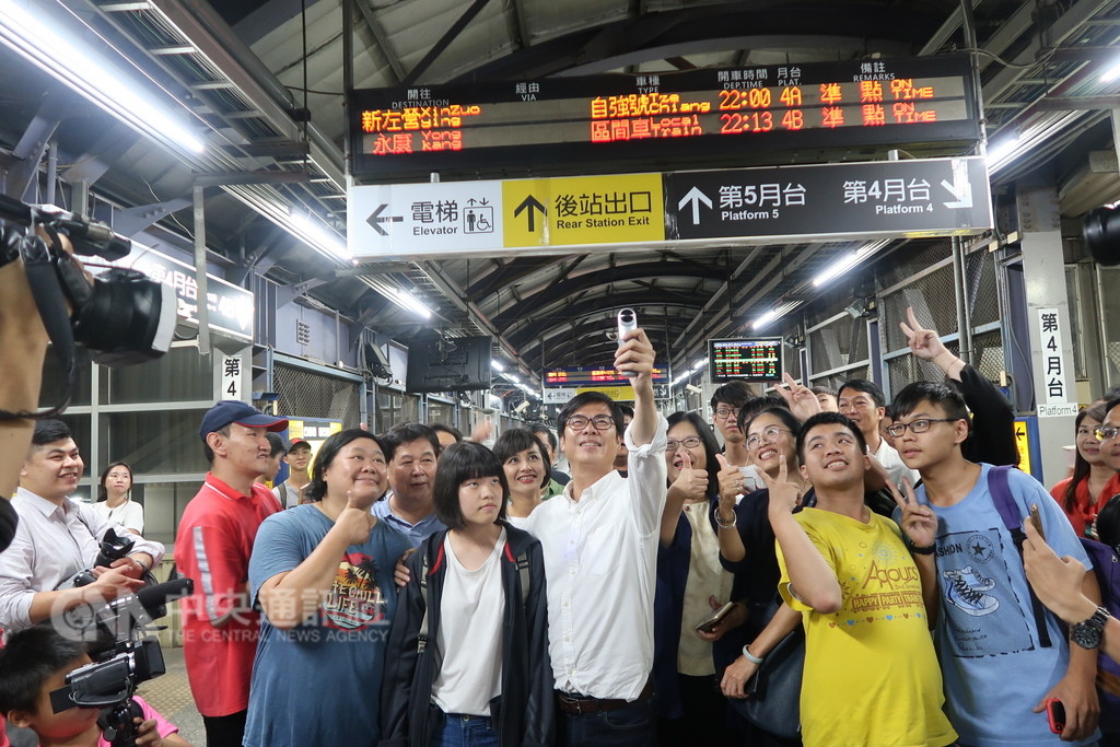 民進黨籍立委管碧玲、陳其邁等人也是鐵道迷,13日晚上相約搭乘高雄車站臨時站北上的末班車,見證台鐵高雄市區段的大變革。中央社記者王淑芬攝 107年10月13日
