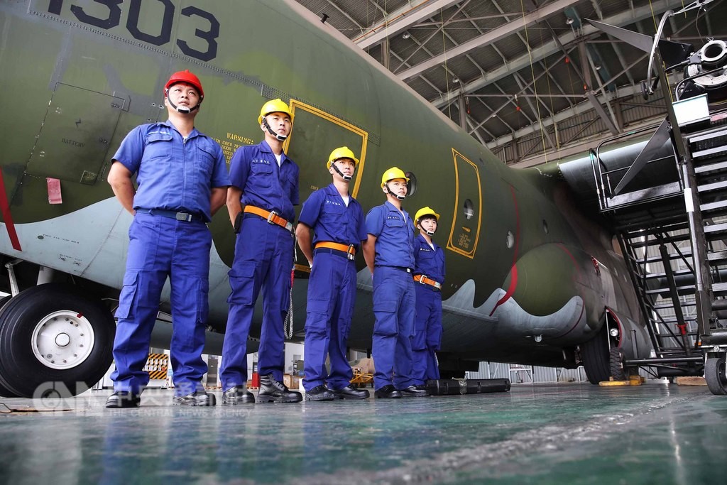 C-130H螺旋槳拆裝由螺旋槳班執行,工作人員共5人,分別是1名帶班人員兼吊掛操作手、2名螺旋槳安裝工作人員、2名協助螺旋槳安裝。中央社記者游凱翔攝 107年10月18日