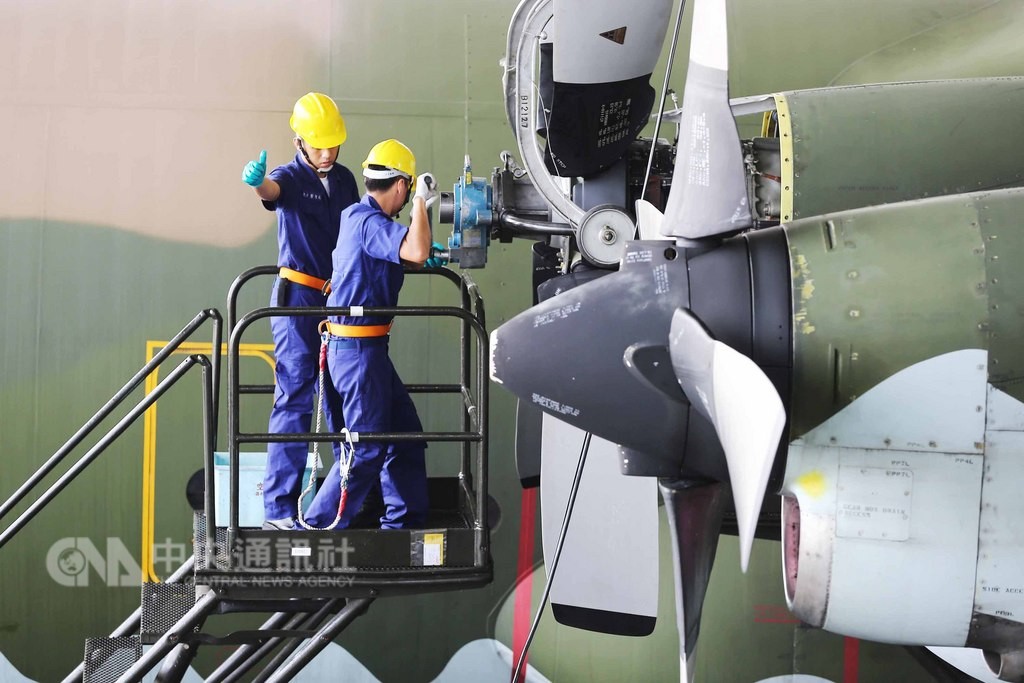 C-130H運輸機的螺旋槳重量近500公斤,安裝過程必須利用吊掛,並依序進行檢查,過程由螺旋槳班分工合作,最後技師比出「讚」手勢,傳達「我好了」指令。中央社記者游凱翔攝 107年10月18日