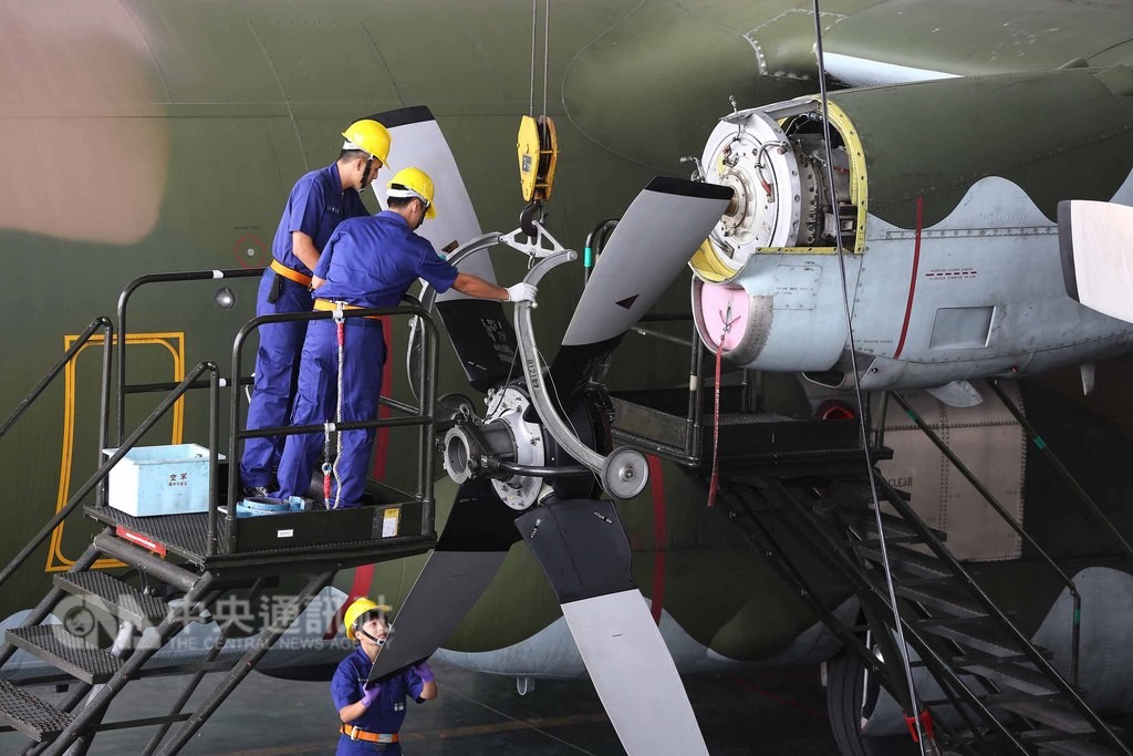 C-130H運輸機的螺旋槳重量近500公斤,安裝過程必須利用吊掛,並依序進行檢查,過程由螺旋槳班分工合作。中央社記者游凱翔攝 107年10月18日