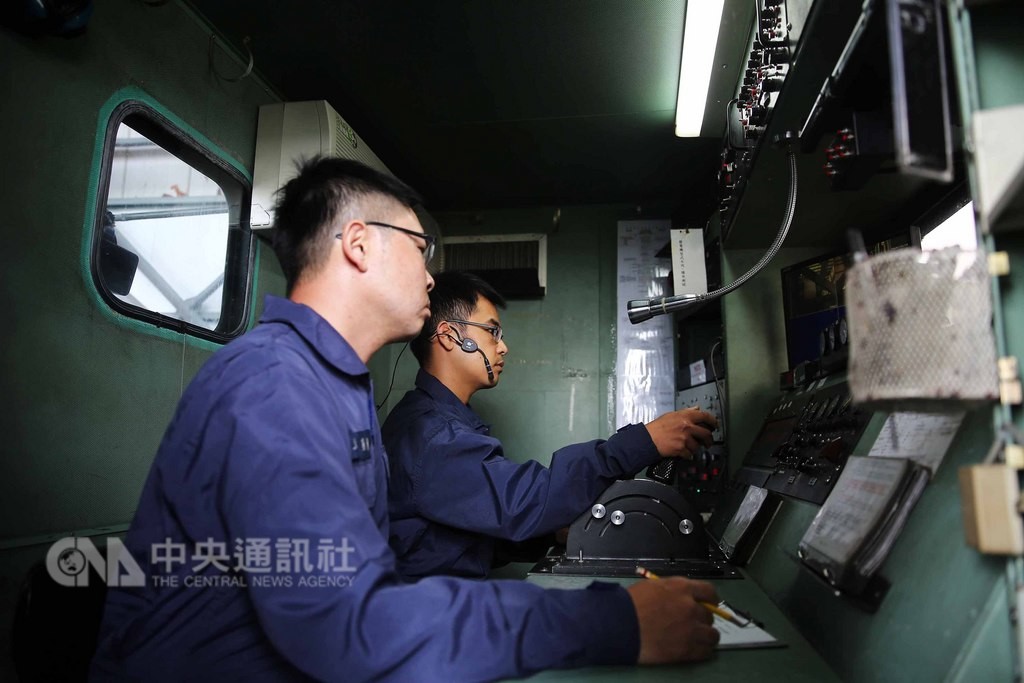若C-130的發動機有異常狀況,會拆卸並放置在試車檯上執行測試,此時由控制間的人員執行測試。中央社記者游凱翔攝 107年10月18日