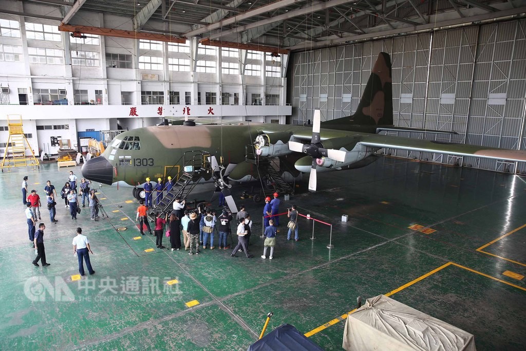 C-130H運輸機需要後勤維修保養時,都會在機棚內執行,圖為進行螺旋槳安裝作業。中央社記者游凱翔攝 107年10月18日