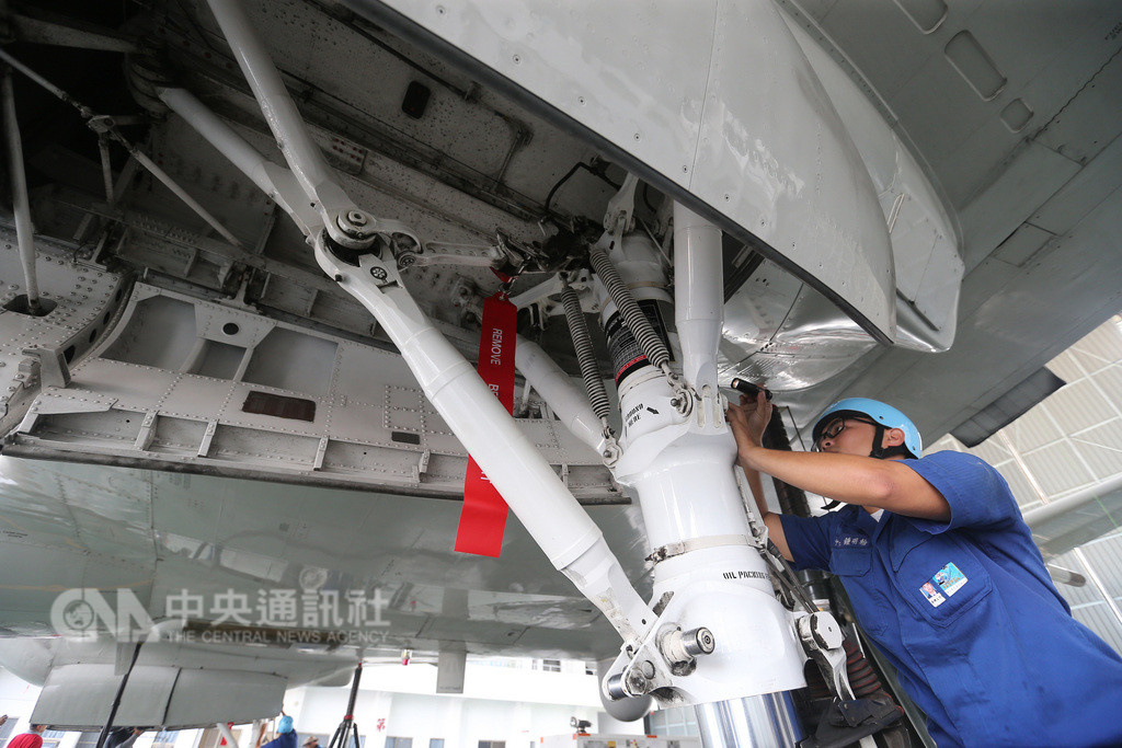 107年國慶雙十大典,C-130、P-3C、FK-50及BH-1900等慢速機首度飛越總統府,精彩演出獲滿堂彩。國防部18日安排媒體前往屏東空軍基地,採訪國慶展演慢速機隊的維修保養與檢測,相關人員演練P-3C起落架測試,並檢查管路有無漏油。中央社記者徐肇昌攝 107年10月18日