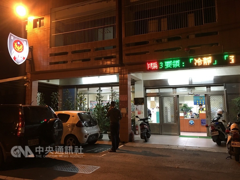 消防局救護員協同員警到自強派出所處理梁男左小腿的傷口,但因傷患情緒激動,救護人員無法給予處置,經約束後與員警共同戒護送醫。中央社記者吳睿騏桃園攝 107年10月18日