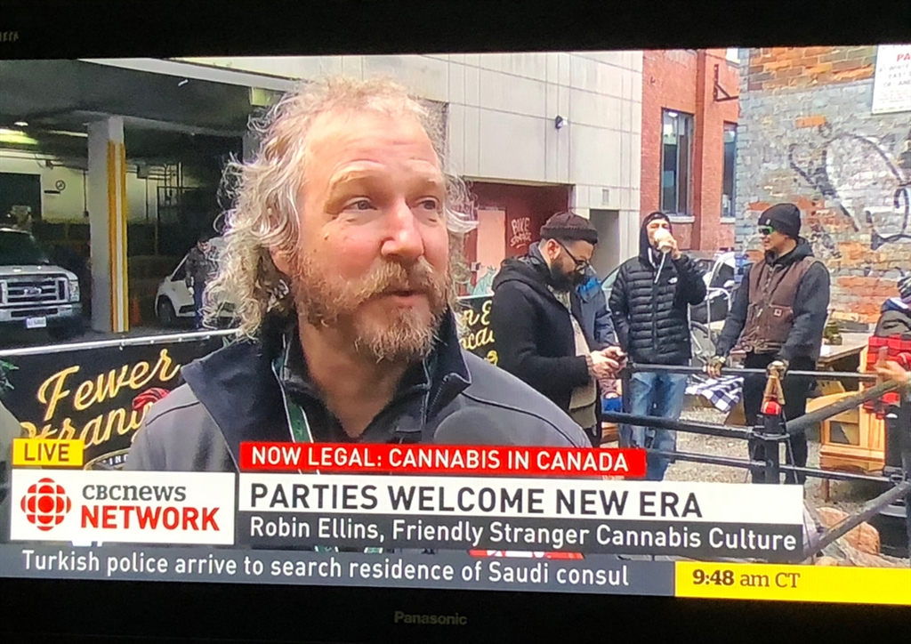 媒體報導,在加拿大全國各地有不少加拿大人在大麻合法化首日聚會慶祝或排隊搶購大麻。(翻攝自電視畫面)中央社記者胡玉立多倫多傳真 107年10月21日