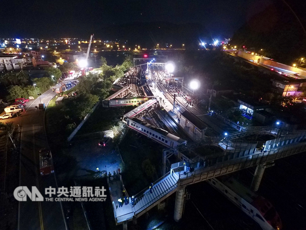 台鐵6432次普悠瑪列車21日發生出軌事故,至晚間初步完成搶救作業,接下來預計將動用大型機具吊正車廂,進一步檢查有無人受困。中央社記者孫仲達攝 107年10月21日
