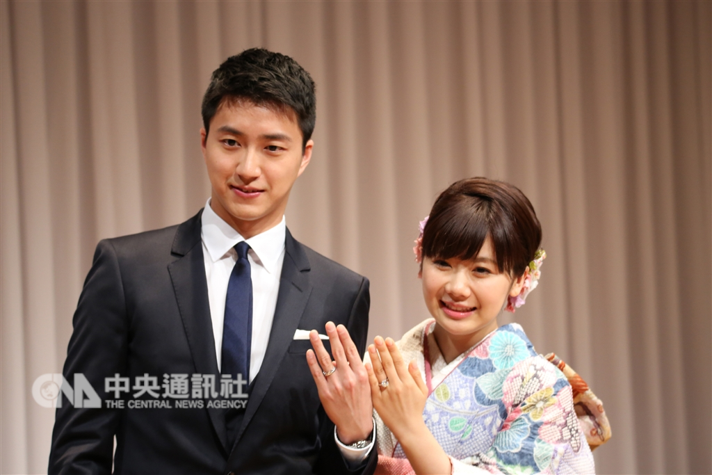 福原愛(右)2016年與台灣桌球名將江宏傑結婚。(中央社檔案照片)