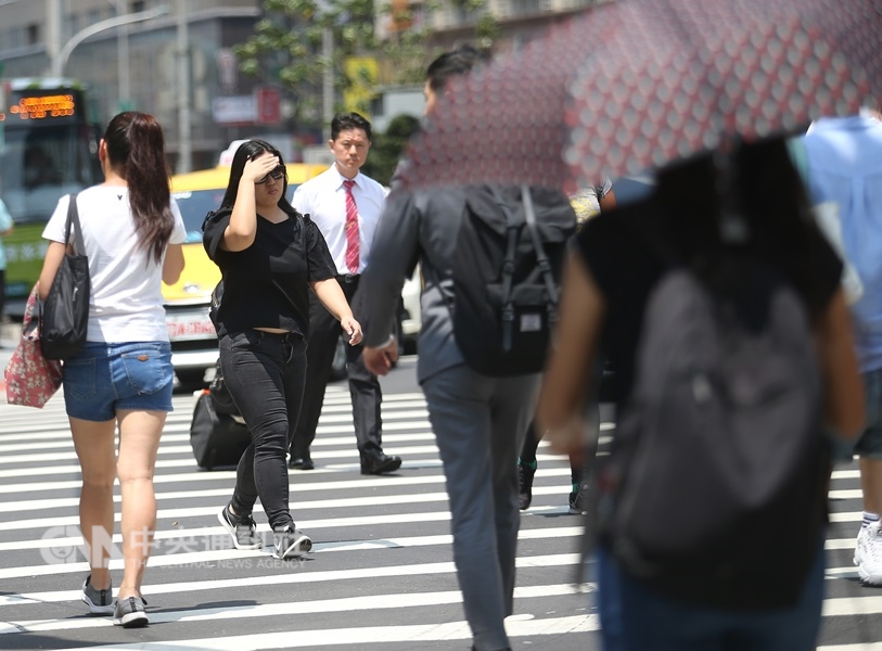 氣象局表示22日全台氣溫回升,北部及東部高溫約27至29度,中南部高溫則達31、32度。(中央社檔案照片)