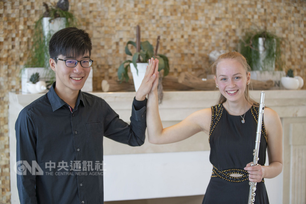 現年18歲的旅德台灣鋼琴家陳冠偉(左),與德國長笛家施奈爾(Nele Schnell,右)搭擋參加烏塞敦(Usedom)音樂節的比賽,獲得第3名的佳績。(Geerd Maciejewski提供)中央社記者林育立柏林傳真 107年10月22日