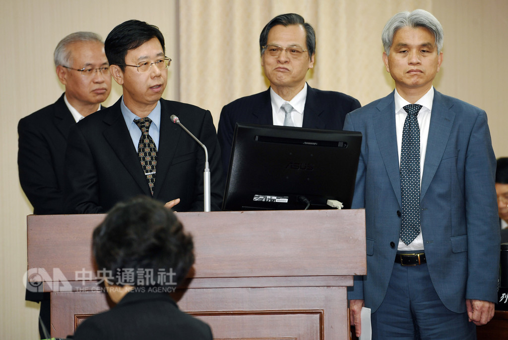 法務部調查局長呂文忠(前左)22日在立法院表示,中國大陸介入選舉情形,從開始進行選舉以來,目前情資蒐集累計有33件,這類情資主要以招待樁腳到大陸旅遊為大宗,也有直接交付金錢,會儘速調查偵辦。圖右為中選會主委陳英鈐,右2為陸委會主委陳明通。中央社記者施宗暉攝 107年10月22日