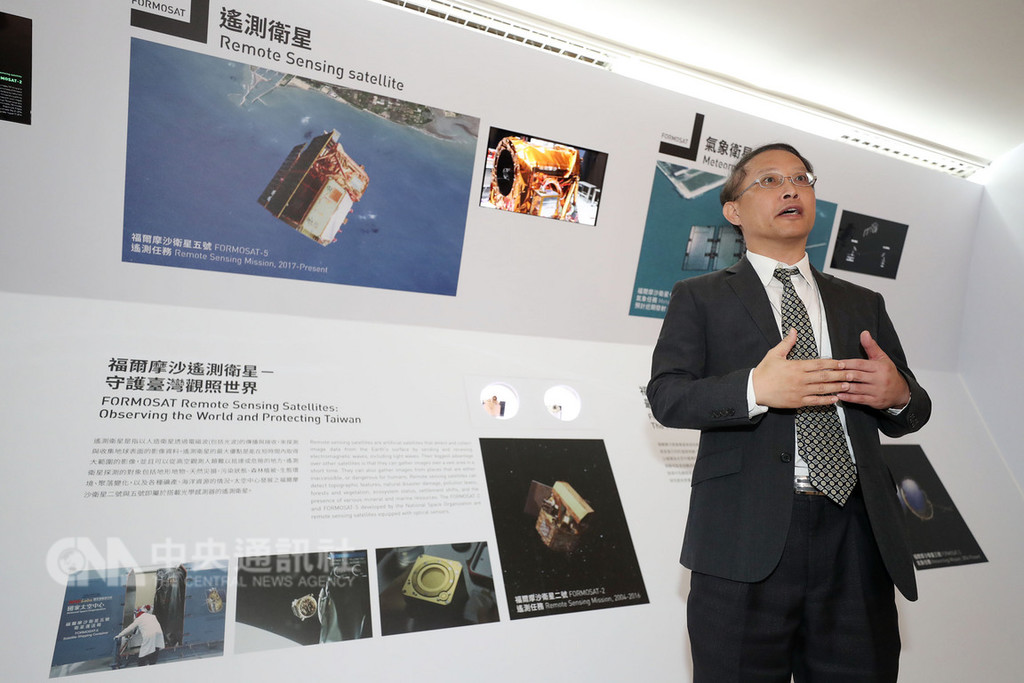總統府「福衛系列衛星特展」展覽22日在總統府特展室開展,國家太空中心副主任余憲政在展間介紹台灣目前擁有的衛星及其任務、功能,展覽將展至明年2月25日。中央社記者吳翊寧攝 107年10月22日