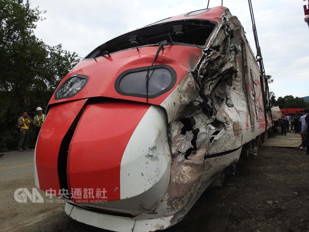 台鐵普悠瑪列車出軌翻覆事故,造成嚴重傷亡,經檢警蒐證後,22日下午3時展開車廂移置作業,可見車體嚴重變形扭曲。中央社記者王鴻國攝 107年10月22日