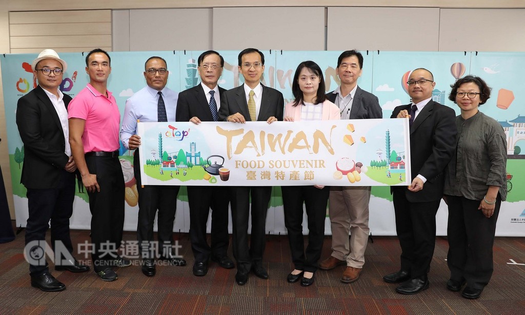 台灣「一鄉一特產」展前進新加坡,經濟部中小企業處22日在駐星代表處舉行記者會,圖為副處長蘇文玲(右4)與駐星副代表戴輝源(中)及業者合影。中央社記者黃自強新加坡攝 107年10月22日