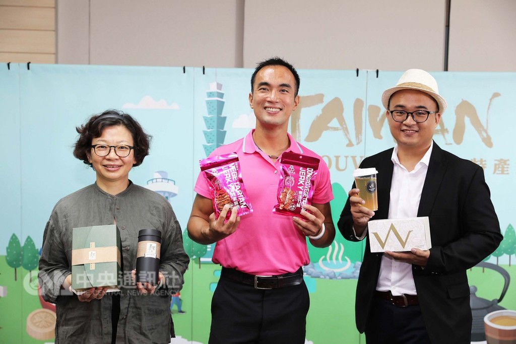 台灣「一鄉一特產」展前進新加坡,經濟部中小企業處22日在駐星代表處舉行記者會,參展業者盼推廣台灣特色產品。中央社記者黃自強新加坡攝 107年10月22日