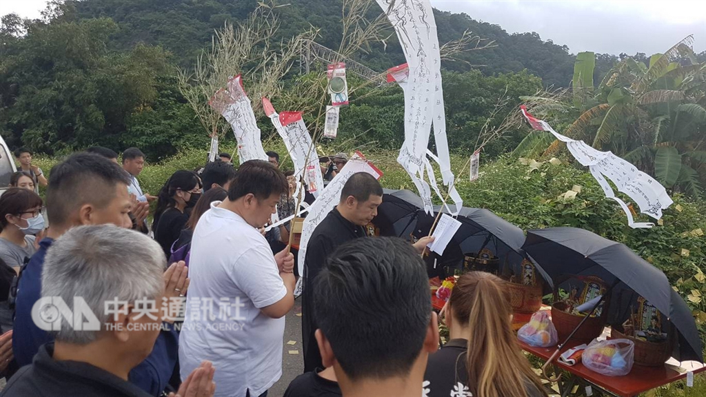 台鐵普悠瑪列車21日發生出軌翻覆意外,造成嚴重傷亡,罹難者家屬22日下午在事故現場進行招魂,場面哀戚。中央社記者王鴻國攝 107年10月22日