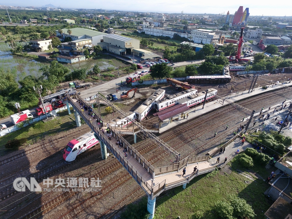 台鐵6432車次普悠瑪列車21日在宜蘭新馬站附近出軌,造成嚴重傷亡。經相關單位全力搶修,22日清晨5時許已完成非發生意外的北上鐵道,恢復單線雙向通車。意外發生軌道,會請法務部、地方檢察單位在證據保全方面,儘速完成,讓鐵路局在最快時間內修復鐵軌,恢復行駛。中央社記者孫仲達攝 107年10月22日