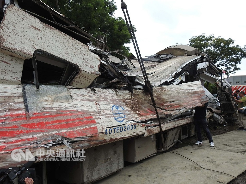 台鐵普悠瑪列車出軌翻覆事故,造成嚴重傷亡,在檢警完成初步蒐證後,台鐵人員於22日下午3時左右開始動用大型吊車進行車廂移置作業,車體內外殘破的景況觸目驚心。中央社記者王鴻國攝 107年10月22日