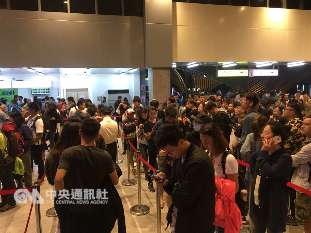 台鐵6432次普悠瑪列車21日發生翻覆事故,造成重大傷亡,共影響台鐵東部幹線29列次、旅客逾萬人。(中央社檔案照片)