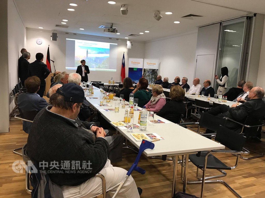 觀光局22日在柏林舉辦台灣觀光推廣會,共有40名德國各大平面與電子媒體的旅遊記者參加。(觀光局駐德國辦事處提供)中央社記者林育立柏林傳真 107年10月23日