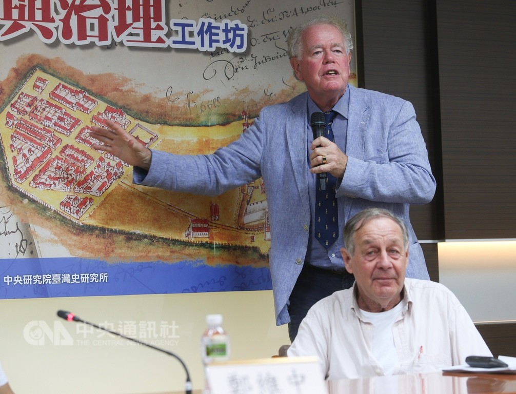 中研院台灣史研究所23日舉行「熱蘭遮市地籍表」發布記者會,荷蘭萊頓大學歷史研究所榮譽教授包樂史(Leonard Blussé)(後)、荷蘭國際遺產活動中心研究員門諾.廉斯卓(Menno Leenstra)(前)介紹和說明發現過程。中央社記者謝佳璋攝 107年10月23日