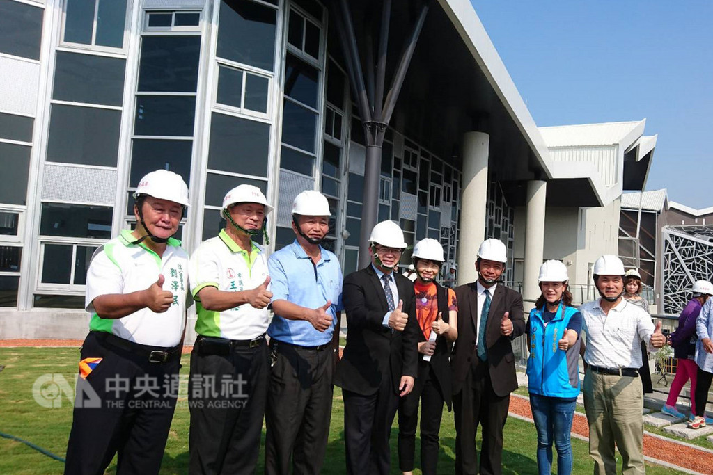 即將完工的台南市台江文化中心預計明年啟用,台南市代理市長李孟諺(左4)23日前往工地視察,聽取施工單位簡報。中央社記者楊思瑞攝 107年10月23日