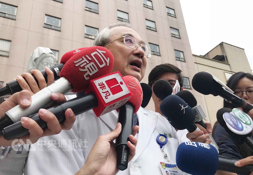 台鐵普悠瑪列車21日發生出軌翻覆意外,尤姓司機員送往羅東聖母醫院救治,院長徐會棋(前)24日上午受訪表示,尤姓司機員目前情緒低落,醫護人員進入病房時他都在閉目養神。中央社記者王朝鈺攝 107年10月24日