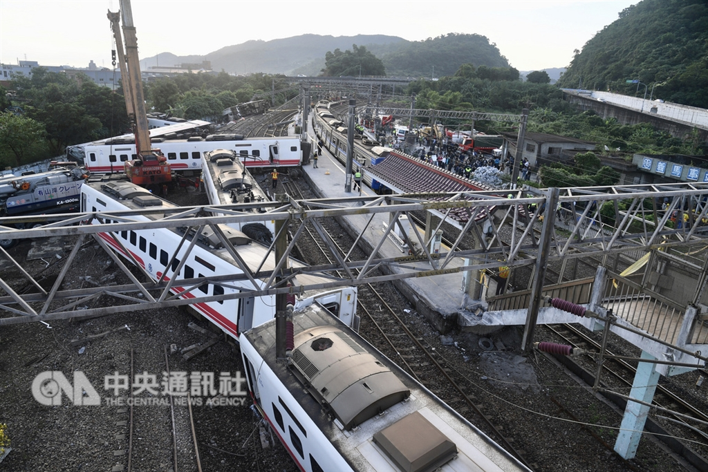 台鐵6432車次普悠瑪列車21日在宜蘭新馬站附近出軌,造成18死、190人受傷。(中央社檔案照片)