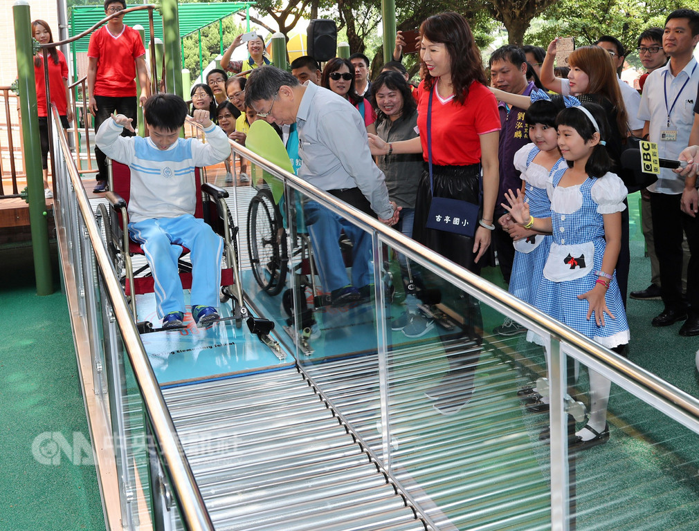 台北市長柯文哲(前右4)26日在台北古亭國小出席107學年度台北市校園共融式遊戲場體驗記者會,柯文哲參觀無礙共融遊樂設施滾輪滑梯。中央社記者張皓安攝 107年10月26日