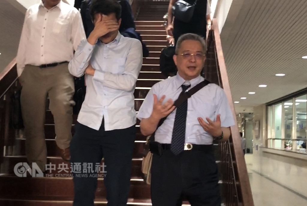 聯發科前人力資源部主管林碧玉與在聯發科研發部任職的丈夫陳威任涉嫌竊取人事資料案遭起訴。台北地院26日認定罪證不足,判兩人無罪。陳威任(右2)聆判後激動落淚,不願受訪。中央社記者劉世怡攝 107年10月26日