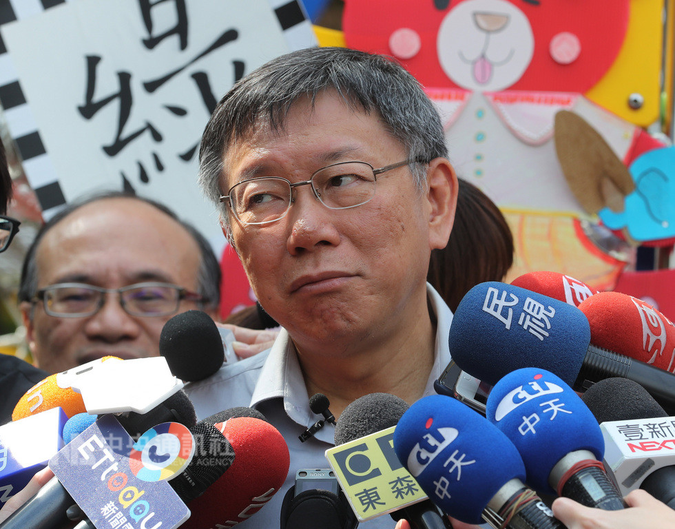 台北市長柯文哲(前)26日受訪表示,競選辦公室原本預定選前之夜要舉辦活動的場地「都被搶光了」,還在想要去哪裡辦活動;針對部分陣營申請多處場地卡位的法律漏洞,只有一次次去檢討改進。中央社記者張皓安攝 107年10月26日
