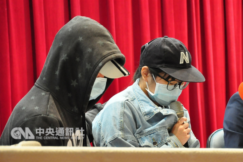 台鐵普悠瑪列車21日發生出軌翻覆事故,司機員尤振仲的兒女(圖)26日代表父親宣讀4點聲明表示,對於事故造成許多家庭破碎,甚至無法彌補的憾事,內心深感萬分歉疚與不安,也致上無限歉意。中央社記者沈如峰宜蘭縣攝 107年10月26日