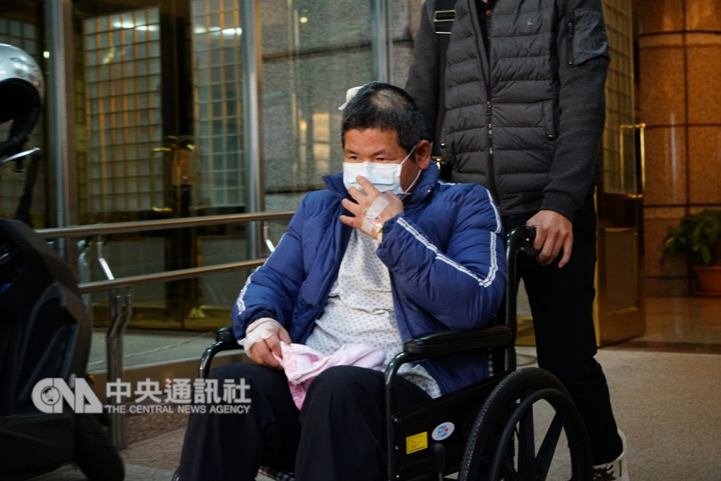 台鐵6432車次普悠瑪列車21日在宜蘭新馬站附近出軌,造成嚴重傷亡。圖為普悠瑪司機員尤振仲23日交保離開法院。(中央社檔案照片)