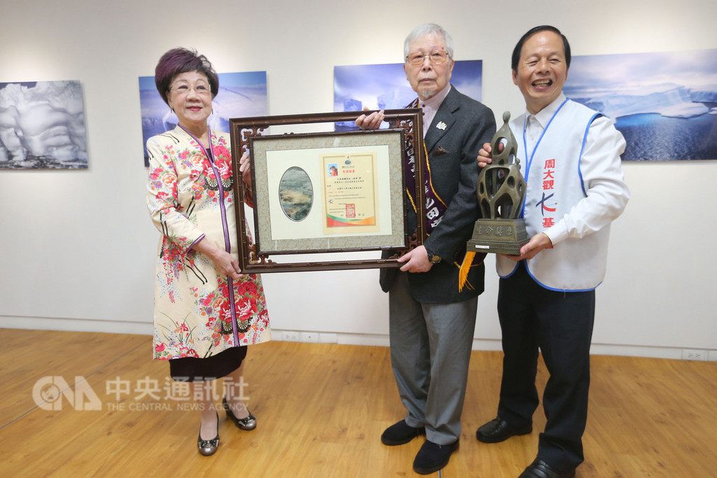 日本攝影大師池田宏(中)自1966年首度參加南極大陸探險後,就立志用鏡頭守護南極,52年來已造訪南極24次。周大觀文教基金會28日邀請前副總統呂秀蓮(左)頒發「全球熱愛生命獎章」當選證書給池田宏。中央社記者徐肇昌攝 107年10月28日
