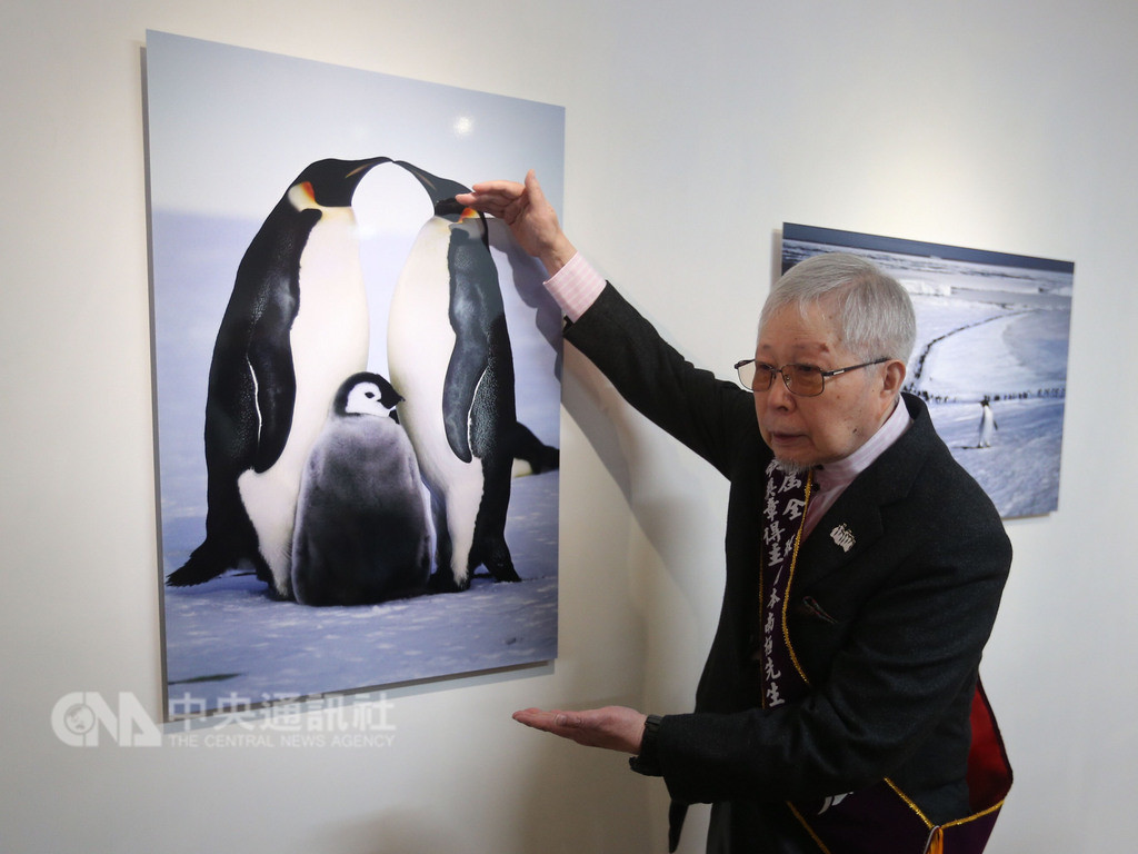 現年84歲的日本攝影大師池田宏(圖)52年來造訪南極24次,並到各國舉辦「愛戀南極系列公益攝影展」,呼籲全球用行動節能減碳,守護南極這片人間最後淨土,28日獲頒「全球熱愛生命獎章」。池田宏向與會來賓介紹作品。中央社記者徐肇昌攝 107年10月28日
