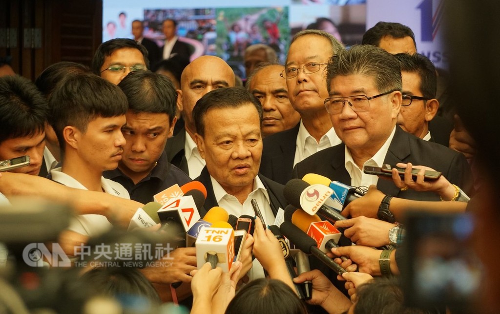 泰國為泰黨28日舉行黨代表大會,選出新任黨主席維羅吉(中)及秘書長彭塔(右)。中央社記者劉得倉曼谷攝 107年10月28日
