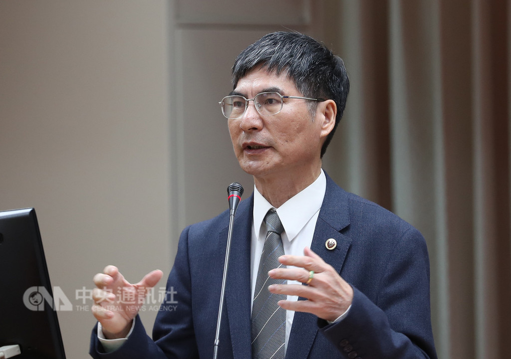 美中貿易戰驅動台商回流,科技部長陳良基(圖)29日在立法院教育及文化委員會表示,已有3家廠商獲准進駐3大科學園區,20多家表達興趣,現階段園區約有140公頃土地可馬上使用,在用地上沒有太大問題。中央社記者張皓安攝 107年10月29日