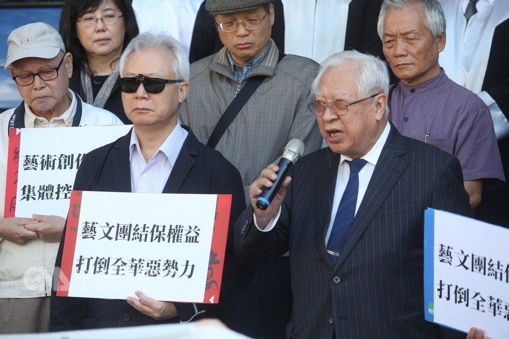 百大及新銳藝術家質疑,全球華人藝術網及錦江堂文教基金會負責人林株楠等6人誤導他們簽定形同賣身契的同意書,箝制著作權益,藝術家歐豪年(前右)等人29日到台北地檢署提出刑事告訴,捍衛權益。中央社記者謝佳璋攝 107年10月29日