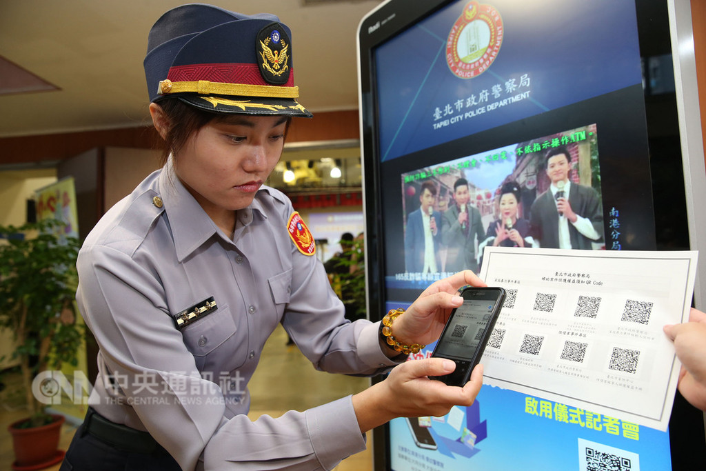 為簡化婦幼權益表單程序和兼顧保障婦幼案件當事人權益,台北市警察局29日推出「婦幼案件保護權益須知QR Code」,警政E化設計的服務結合隱密、科技和環保特性。中央社記者鄭傑文攝 107年10月29日