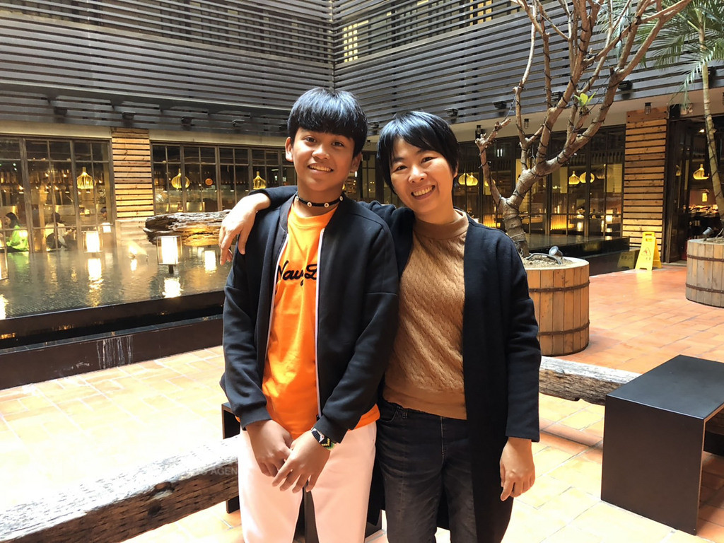 以國片「只有大海知道」入圍本屆金馬最佳新人的童星鍾家駿(左),被導演崔永徽(右)盛讚是天生的演員。現在的鍾家駿已經國三了,身高快比崔永徽高出一個頭了。中央社記者魏紜鈴攝 107年10月29日