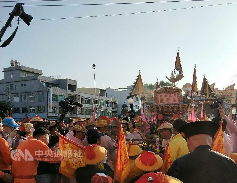 屏東東港迎王平安祭典29日展開第2天的祭典,「代天巡狩」的5位千歲爺將進行為期4天的東港鎮區遶境,為地方驅除邪祟、疾疫,祭典吸引國際媒體採訪。(東隆宮提供)中央社記者郭芷瑄傳真 107年10月29日